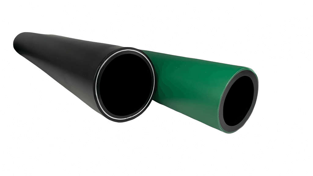 Links ein schwarzes Verbundrohr, verbunden mit Metal, rechts ein Mehrschichtrohr in grün.