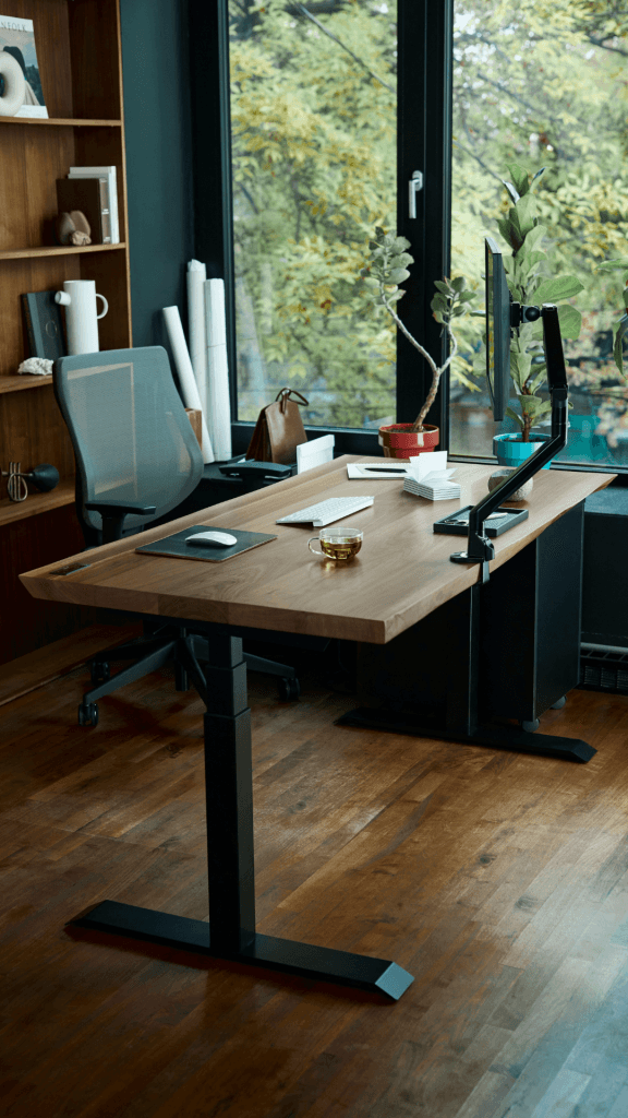 Modernes Designer Büro mit einem höhenverstellbaren Schreibtisch welches Antriebsprofile von Jansen enthält.