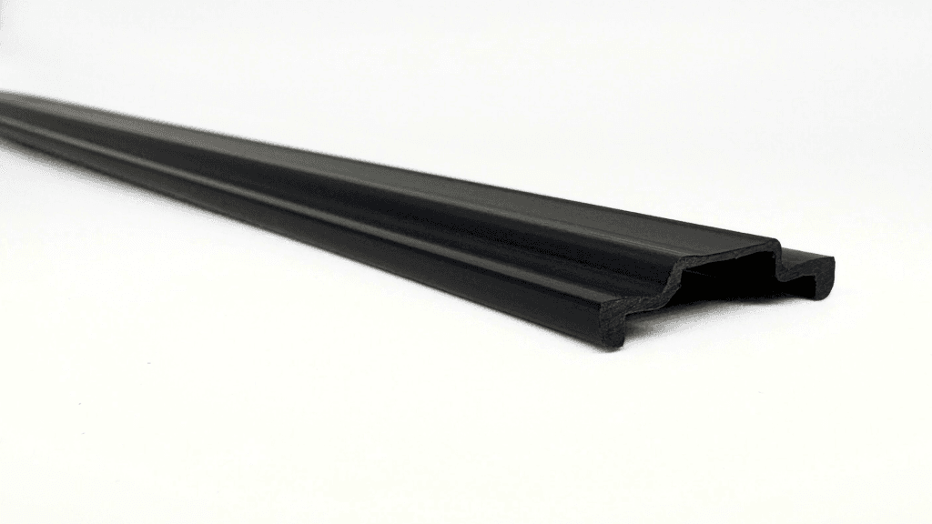 Schwarzes geschwungenes Kunststoffprofil zu thermischen Isolierung