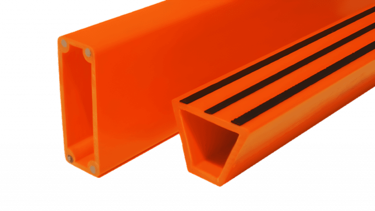 Zwei orangene Strangpressprofile aus Kunststoff. Links: coextrudieren mit Endlosglasfaser verstärkt, rechts: TPU-U mit TPU-P Coextrudiert PVC mit Trinkwasserzulassung