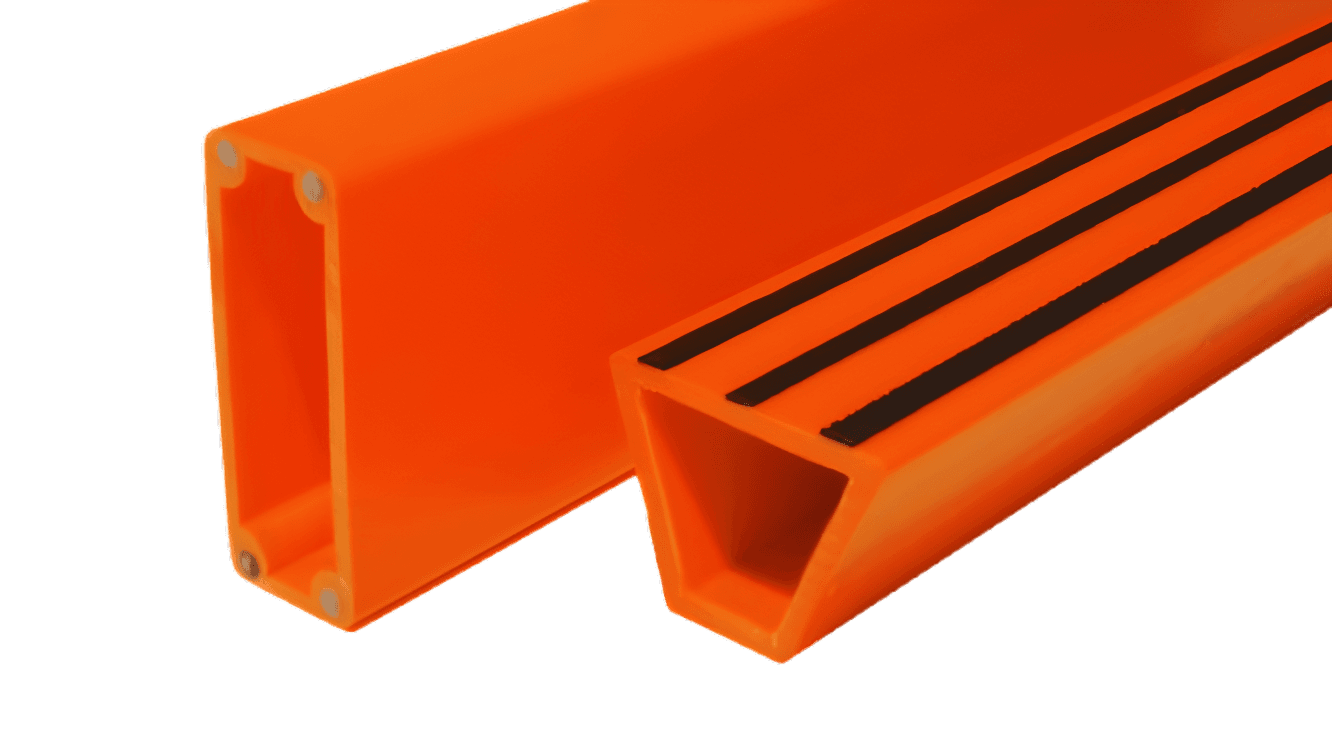 Zwei orangene Strangpressprofile aus Kunststoff. Links: coextrudieren mit Endlosglasfaser verstärkt, rechts: TPU-U mit TPU-P Coextrudiert PVC mit Trinkwasserzulassung