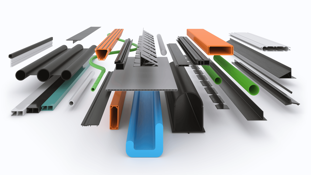 Es sind diverse Kunststoffprofile, Profilrohre, Sonderschläuche und Strangpressprofile in verschiedenen Farben und Geometrien aus thermoplastischen Kunstoffen sichtbar, die durch das Profilextrusion Verfahren hergestellt wurden.