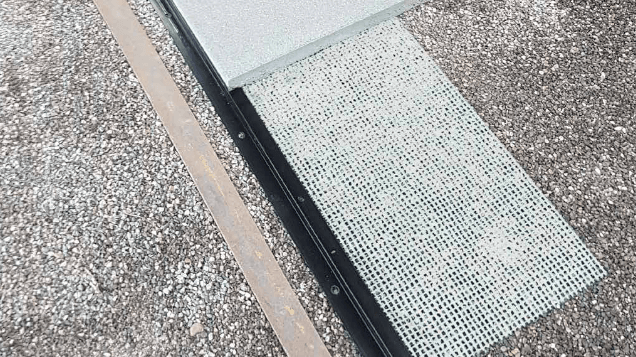 Home DE 7 Randschienenprofil Pave Edge mit Netz aus recycltem Kunststoff