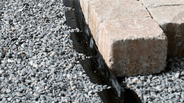Home DE 5 Flexibele Pave Edge Randschiene aus recycletem Kunststoff auf einem Kiesbett zur Pflastersteinverlegung