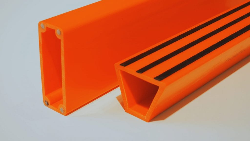 Home DE 6 Zwei orangene Kunststoffprofile. Links: coextrudieren mit Endlosglasfaser verstärkt, rechts: TPU-U mit TPU-P Coextrudiert PVC mit Trinkwasserzulassung