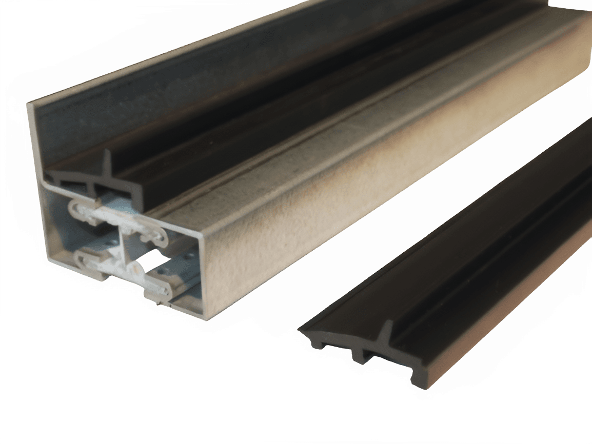 Coextrudiertes Wasserrinnenprofil in schwarz bestehen aus festem ASA und weichem TPE als Dichtlippe. Das Kunststoffprofil wird im Fassaden- und Fensterbau verwendet