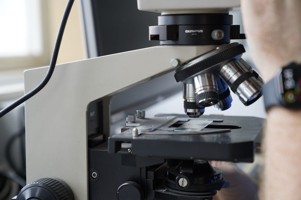 Darstellung eines Mikroskops auf dem Querschnitte und Bruchflächen von Extrusionsprofilen betrachtet werden